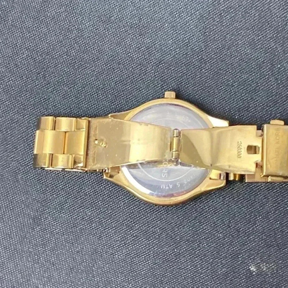 MICHAEL KORS WOMENS STAINLESS STEEL GOLD TONE WATCH EXTRA LINKS SNAP CLOSURE - Picture 4 of 15